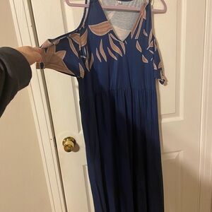 Navy Blue Floral Cold Shoulder Maxi Dress
Measurements in photos runs small